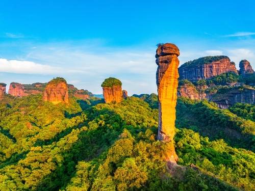 Danxia Mountain (丹霞山) – ภูเขาสีรุ้งหินแปลกตา
