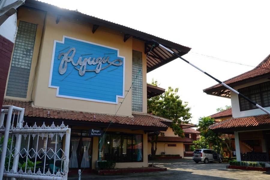 RedDoorz Plus near Tugu Mercusuar Anyer