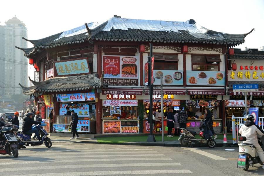 Local Chinese Food Store at Yuyuan Garden Market or Chen Wang Miao Market serving a varieties Chinese Menu with Budget Price.  