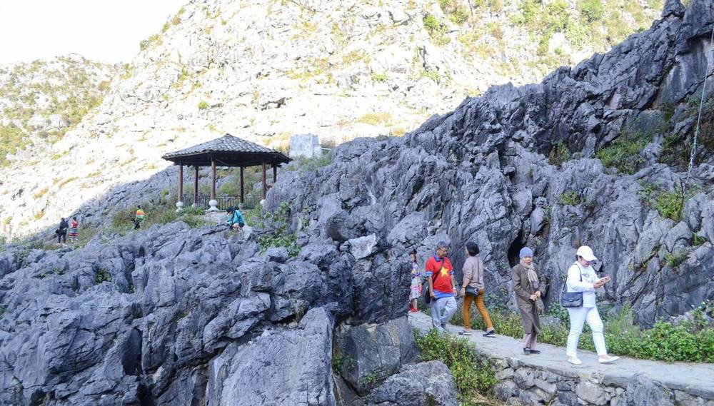 Đồng Văn nằm giữa cao nguyên đá, nổi bật với cảnh quan hùng vĩ