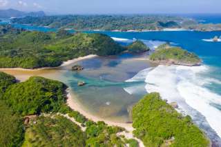 5 Penginapan dekat Pantai Teluk Asmara dan Sekitarnya, Mas Bellboy