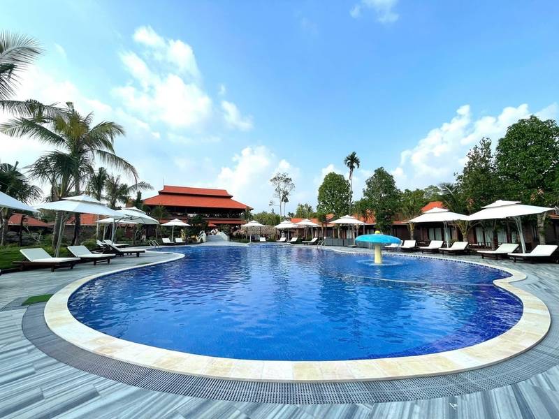 Hồ bơi trong xanh tại khu du lịch sinh thái vườn trái cây Phi Yến