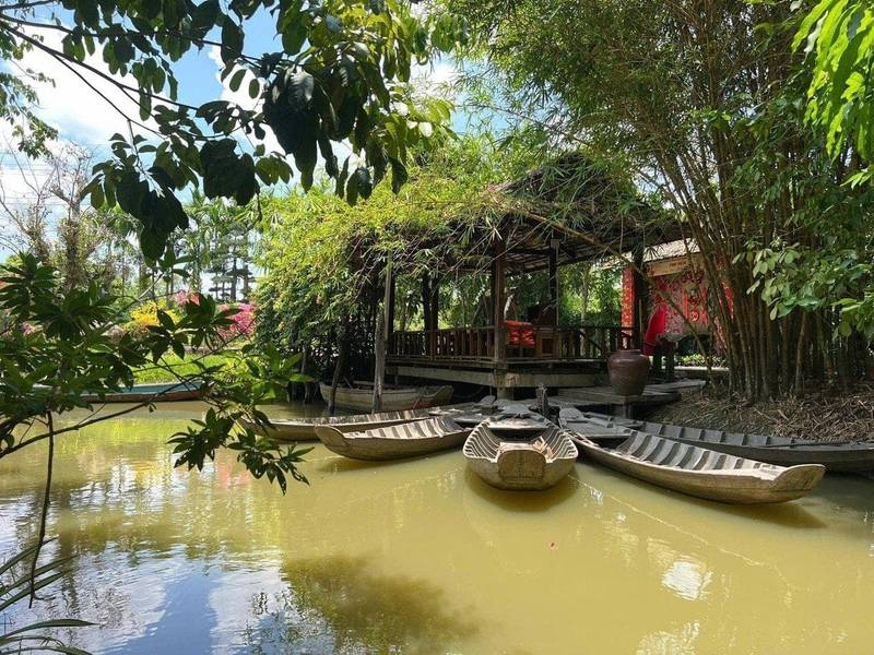 Trải nghiệm chèo xuồng ba lá tại khu du lịch sinh thái vườn trái cây Phi Yến