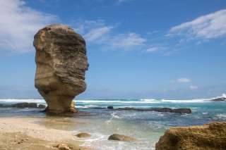 Menengok Pesona Pantai Batu Payung Lombok dan Rekomendasi Hotel Sekitarnya, Mas Bellboy