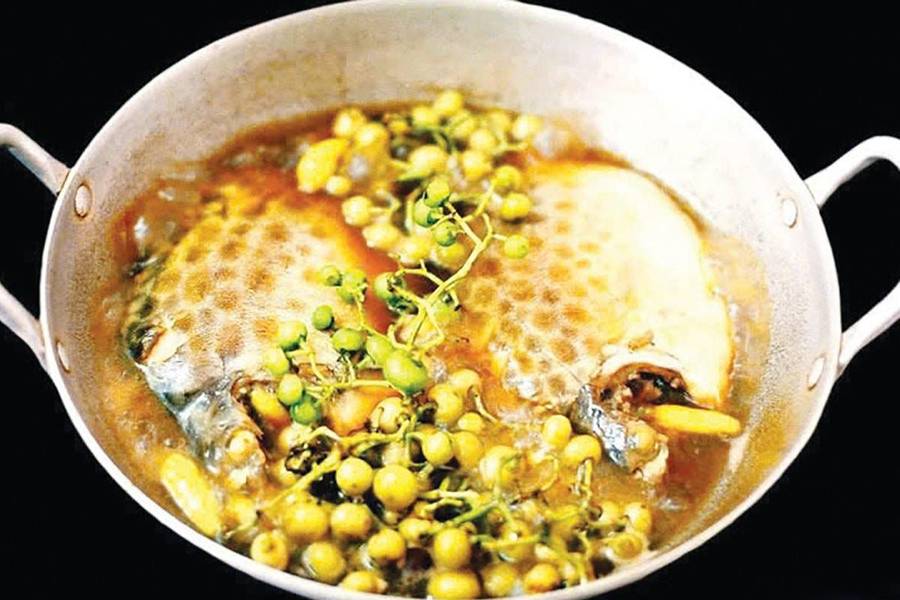 Cá kho với trái giác miền Tây thành phẩm có màu nâu óng vô cùng bắt mắt