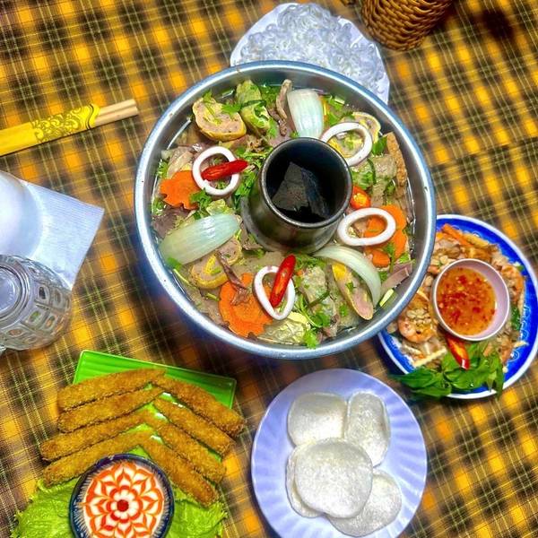 Nhà Quê Cần Thơ mang đến cho thực khách những món miền Tây dân dã ngoài lẩu cù lao