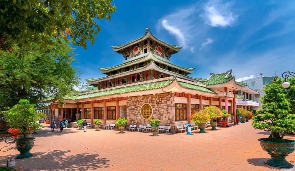 Địa điểm du lịch miền Tây miếu Bà Chúa Xứ núi Sam linh thiêng thu hút đông đảo khách hành hương