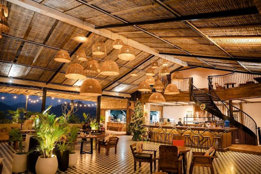 Top of the Loop là nhà hàng Hà Giang thu hút thực khách nhờ không gian rooftop với kiến trúc truyền thống