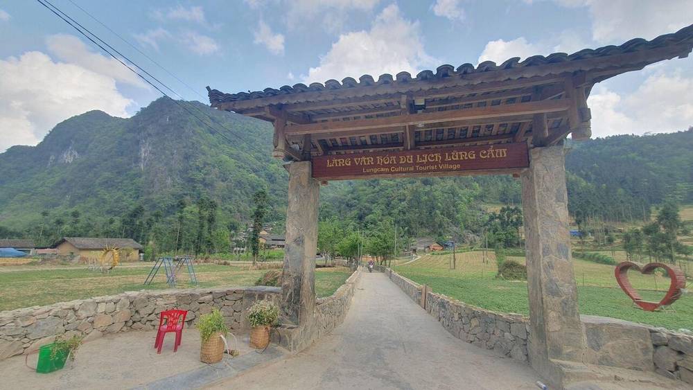 Làng văn hoá du lịch Lũng Cẩm là địa điểm du lịch Hà Giang nổi bật tại Sủng Là
