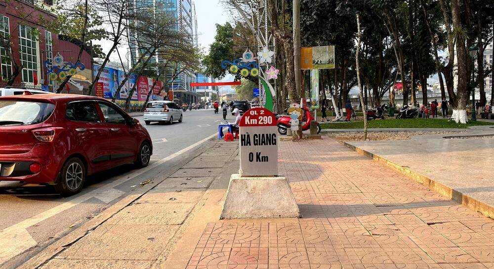 Cột mốc Km0 Hà Giang là điểm bắt đầu Quốc lộ 2 và biểu tượng du lịch của tỉnh