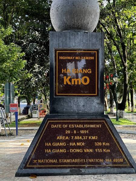 Cột mốc Km0 Hà Giang là điểm khởi đầu cho hành trình chinh phục cao nguyên đá