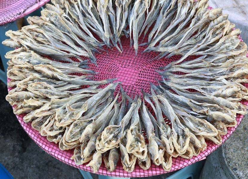 Khô cá kèo là một trong các loại cá khô miền Tây có thân dài, thịt chắc và ngọt