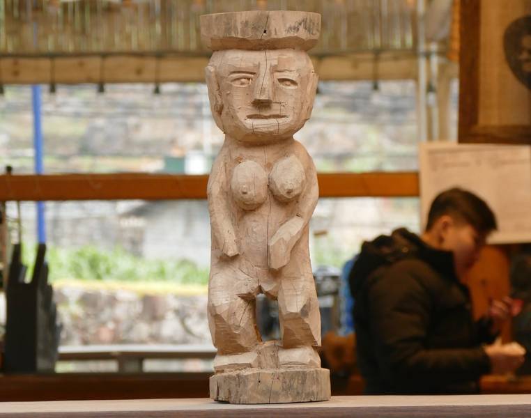 Không gian trưng bày tại nhà văn hóa cộng đồng, làng H’Mông Pả Vi