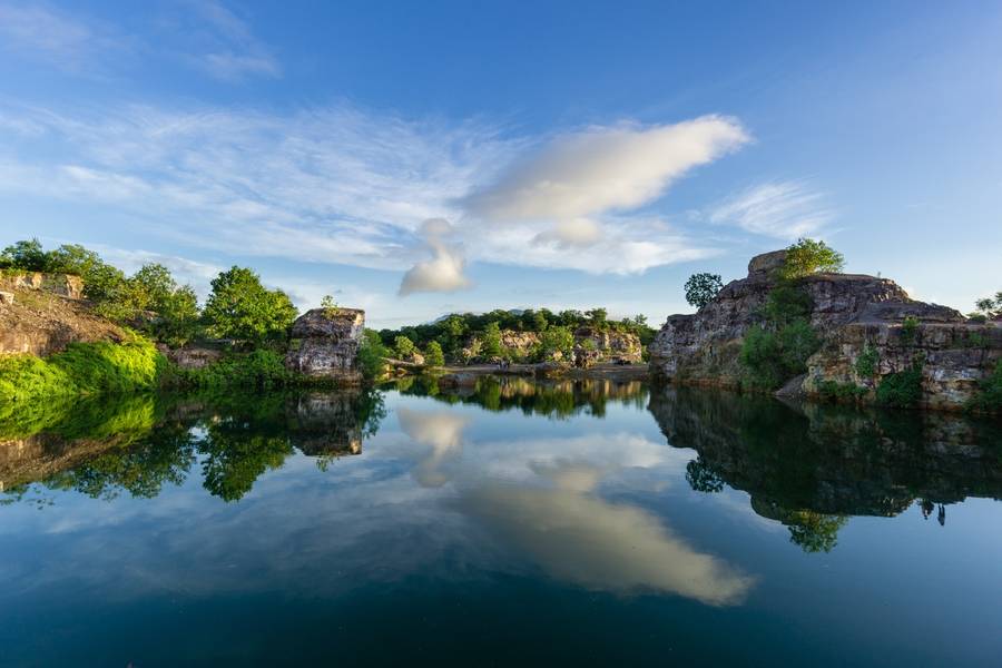 Hồ Tà Pạ là địa điểm du lịch miền Tây thu hút du khách bởi mặt nước đổi sắc xanh lam, lục và vàng cam trong ngày