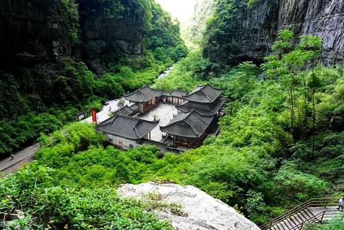 อุทยานธรณีแห่งชาติหลุมฟ้าและสะพานสวรรค์ (Xiaozhai Tiankeng&Three natural Bridges)