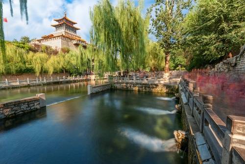 น้ำพุเสือดำ (黑虎泉 หรือ Heihu Spring)