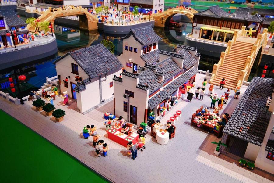 Những khối lego đa sắc là điểm nhấn trong các khu chủ đề tại Shanghai Legoland