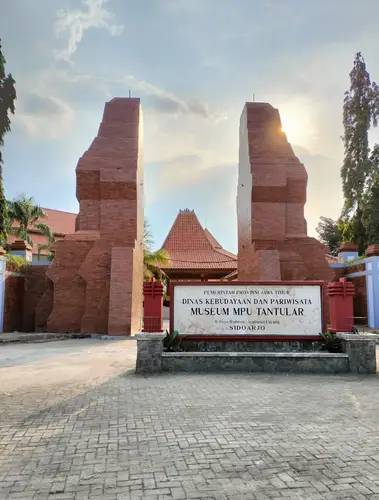 Landmark Terkenal & Tempat Wisata Dekat Terminal Purabaya Bungurasih