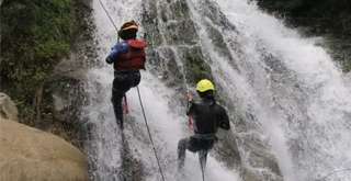 8 Rekomendasi Tempat Canyoneering di Indonesia, Travel Bestie