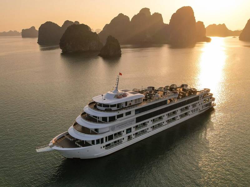 Tour Hạ Long 1 ngày trên Ambassador Cruise đem đến những trải nghiệm cao cấp. 