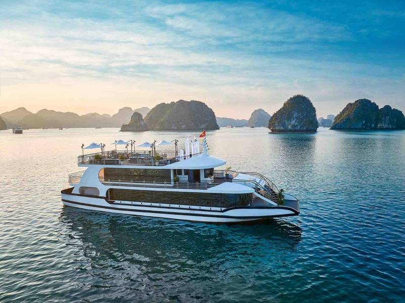 Du thuyền Cozy Bay Premier trong tour Hạ Long 1 ngày với thiết kế sang trọng.