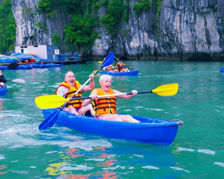 cheo-thuyen-kham-pha-cac-hang-dong