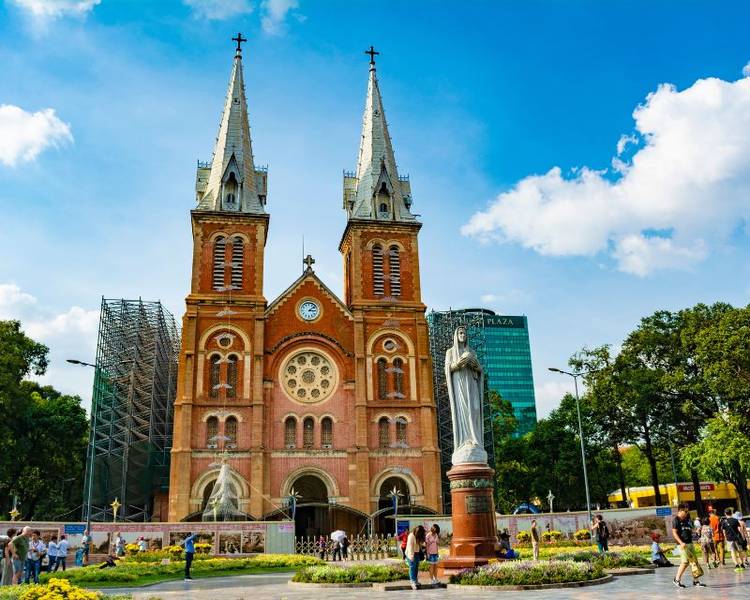 du-lich-mien-nam-den-nha-tho-duc-ba