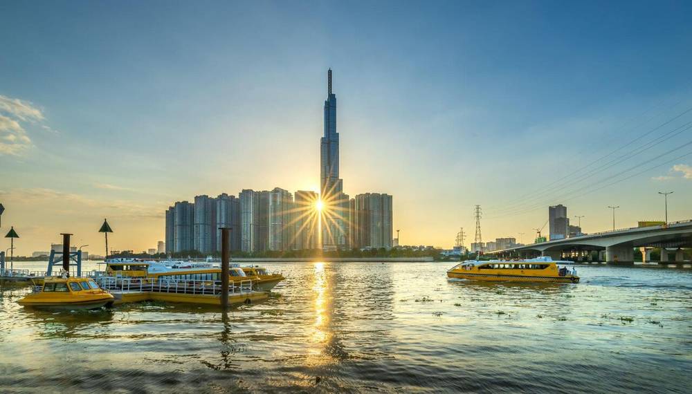 Ngắm nhìn hoàng hôn tại du thuyền Sài Gòn trên sông. 