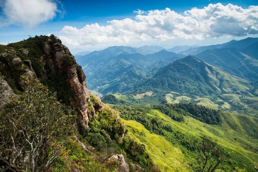 Đỉnh Pha Luông ghi điểm bởi khung cảnh hoang sơ và kỳ vĩ. 