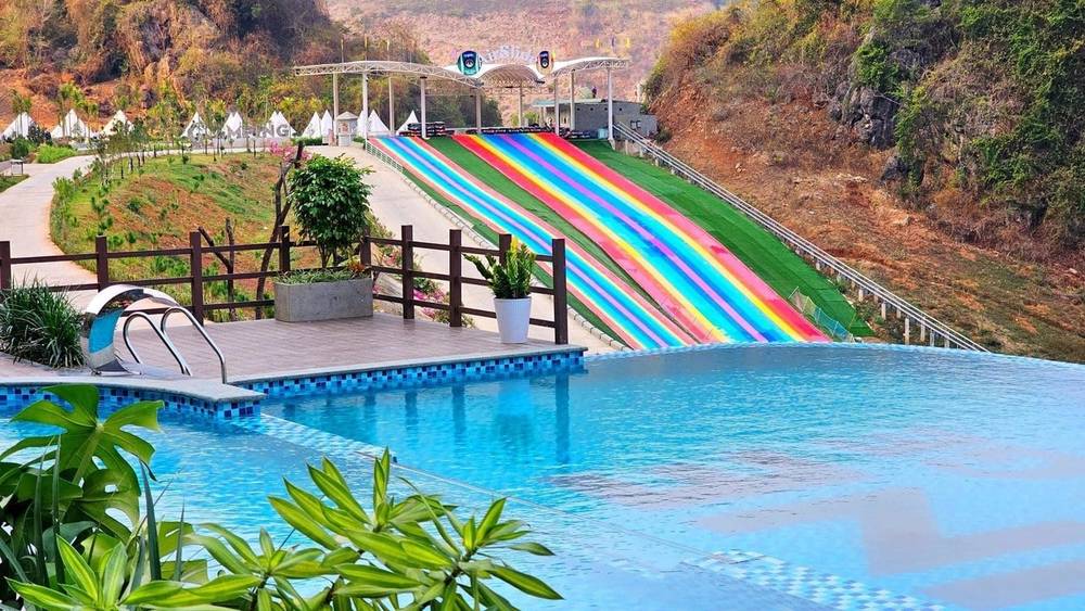 Mộc Châu Island kết hợp nghỉ dưỡng, trải nghiệm cầu kính và zipline hấp dẫn. 