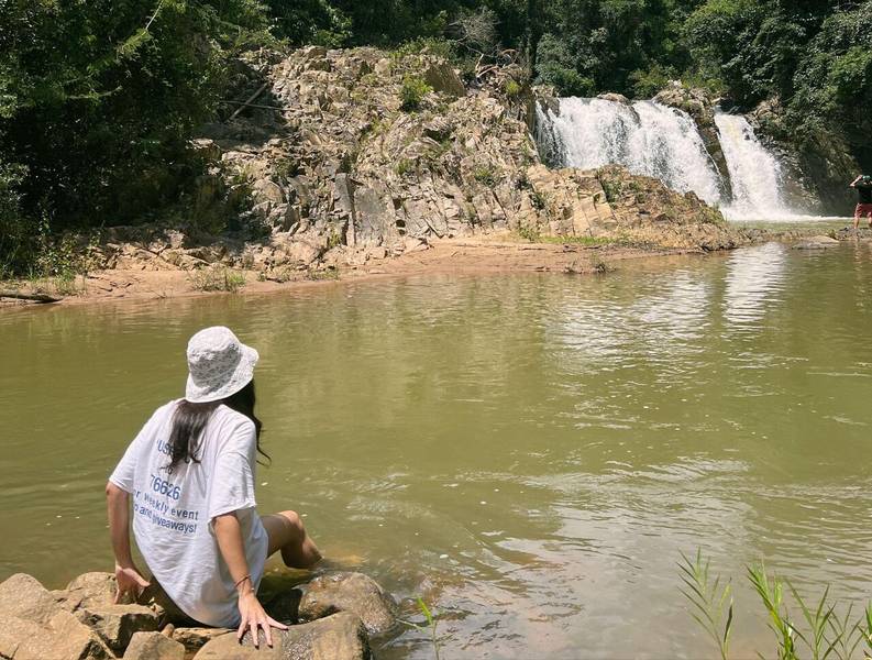 Xung quanh khu vực Rừng thông Măng Đen, bạn còn có thể khám phá sâu hơn và chiêm ngưỡng vẻ đẹp của những thác nước nguyên sơ - vốn là một trong những đặc trưng của nơi đây. 