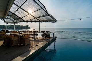 Pesona Mushroom Bay Beach dan Rekomendasi Hotel Sekitarnya, Mas Bellboy
