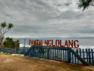Pesona Pantai Nglolang dan Rekomendasi Hotel Sekitarnya, Travel Bestie