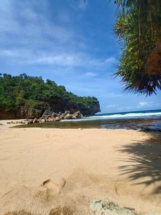 Menyelami Pesona Pantai Kayu Arum dan Rekomendasi Hotel Sekitarnya, Mas Bellboy