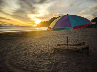 Pesona Pantai Suwuk dan Rekomendasi Hotel Sekitarnya, Mas Bellboy