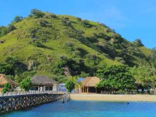 Pesona Manjarite Beach dan Rekomendasi Hotel Sekitarnya, Mas Bellboy