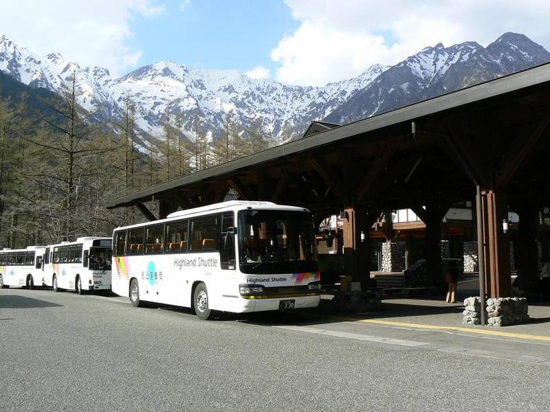 Xe buýt là phương tiện phổ biến để đến Kamikochi từ Tokyo, Nagoya hay Takayama.