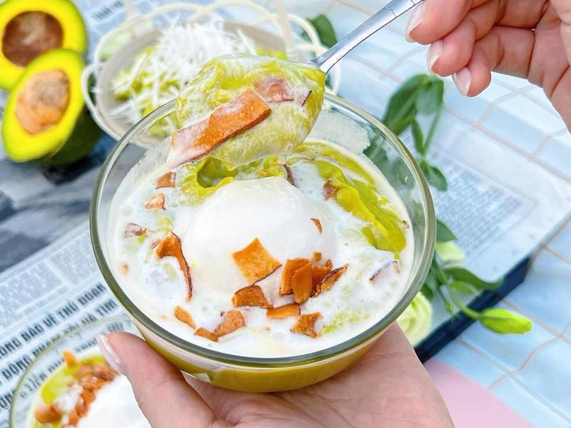 Kem bơ Cô Phương là món quà chiều yêu thích của các bạn trẻ khi trải nghiệm foodtour Hạ Long