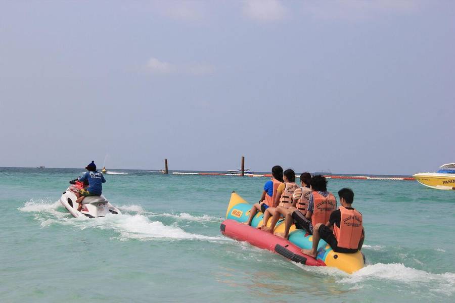 Thuyền chuối tại đảo san hô Koh Larn lý tưởng cho nhóm bạn hoặc gia đình