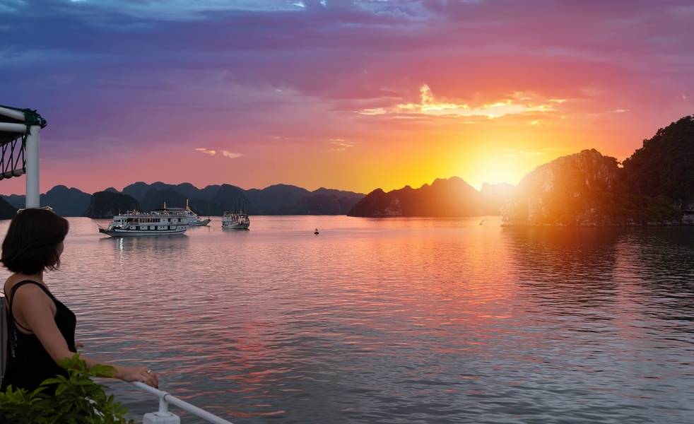 Du khách có thể trải nghiệm ngắm hoàng hôn từ trên boong tàu trong tour Hạ Long 1 ngày. 