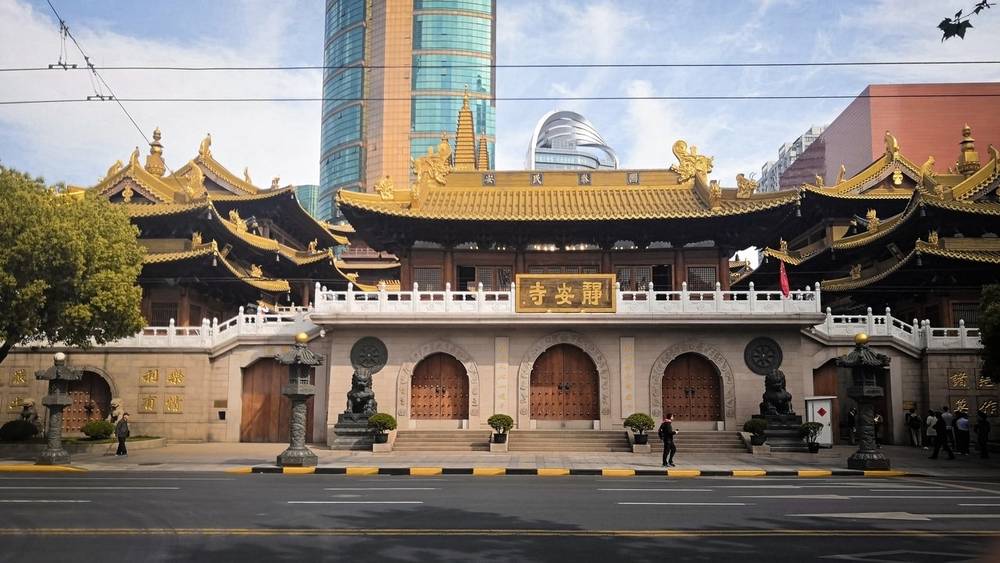 Chùa Tĩnh An mang đến không gian yên tĩnh giữa trung tâm sầm uất.