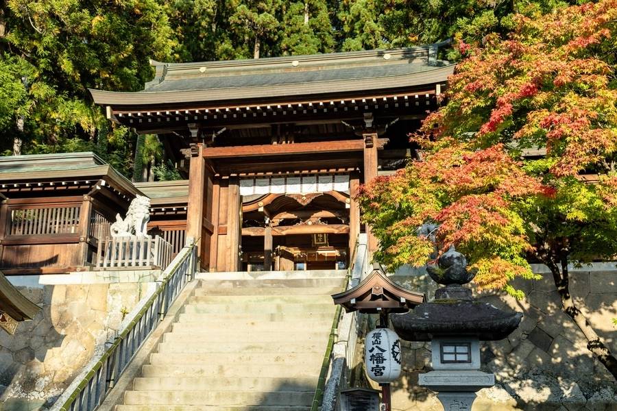 Ngôi đền Sakurayama Hachimangu ở Takayama được biết đến với kiến trúc gỗ độc đáo