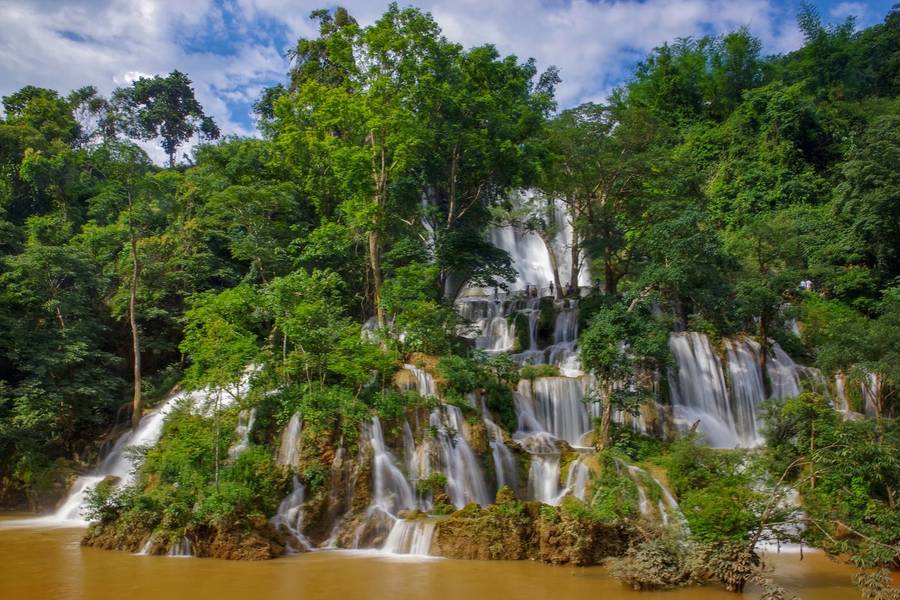 Thác Dải Yếm trắng xóa mùa nước đổ.