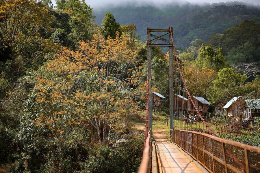 Trải nghiệm dạo bước trên cây cầu treo Kon Tu Rằng. 
