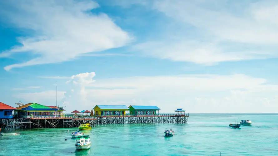 Menyepi di Derawan sambil berenang dengan ubur-ubur tak menyengat
