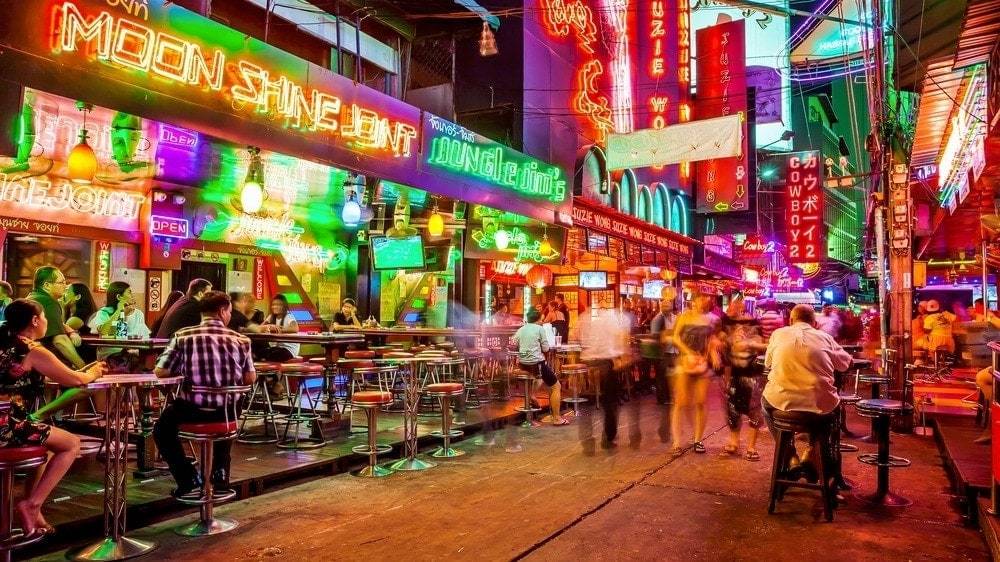 Đi bangkok nên ở khu nào? khu Sukhumvit có Soi Cowboy là con đường ăn chơi nổi tiếng nhất