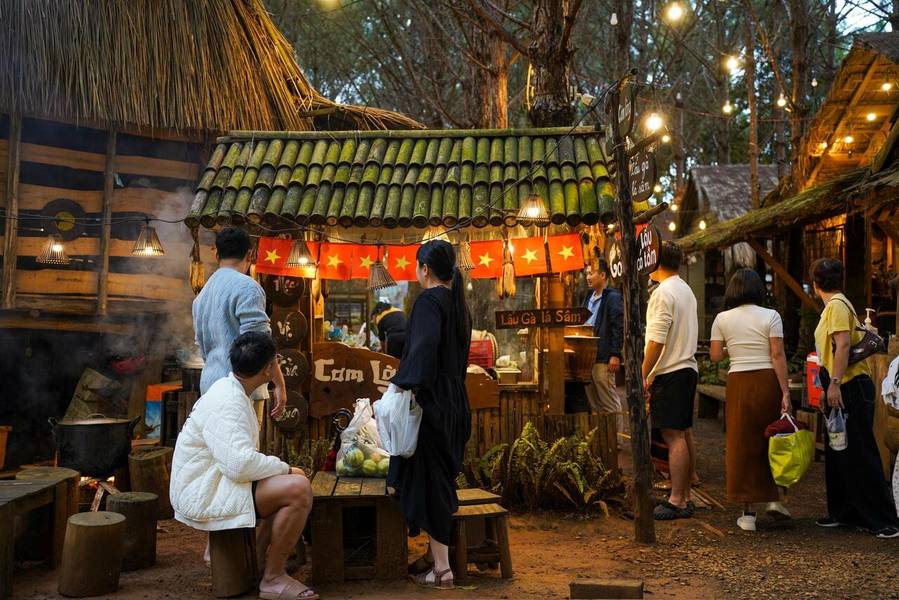 Gian hàng ẩm thực địa phương tại chợ phiên Măng Đen