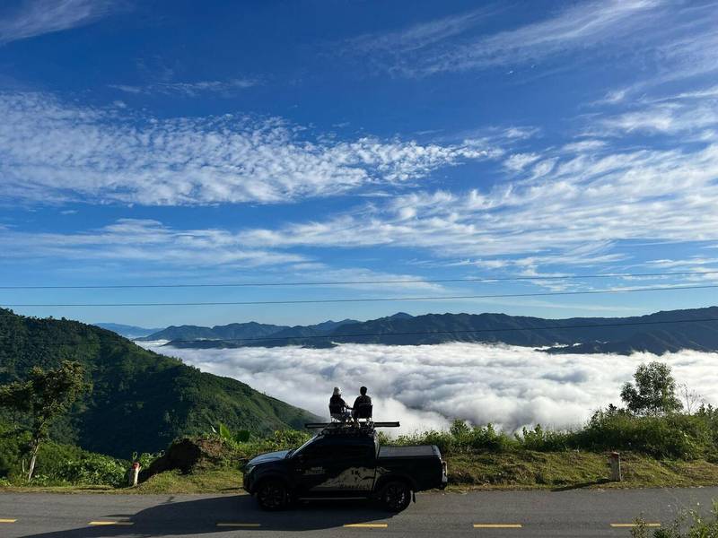 Đèo Vi Ô Lắc nổi bật với sương mù và cảnh quan núi rừng nguyên sơ