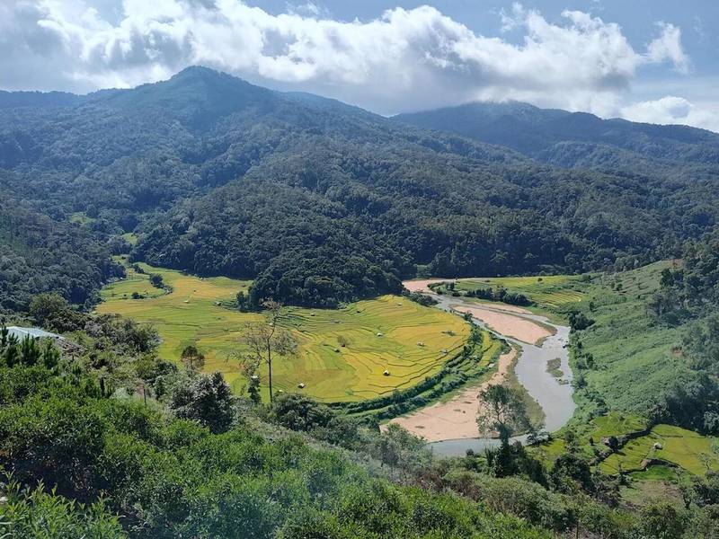 Toàn cảnh ruộng bậc thang và núi Ngọc Lễ nhìn từ Đồi Tiên Nhân