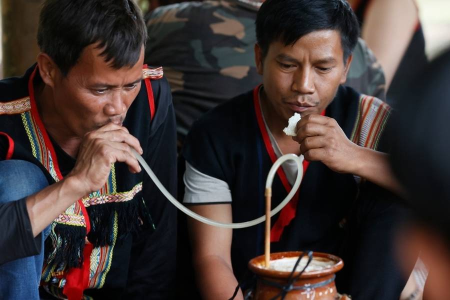 Đến với làng văn hoá cộng đồng Kon Pring, bạn sẽ được thưởng thức rượu cần thức uống truyền thống của người Bana